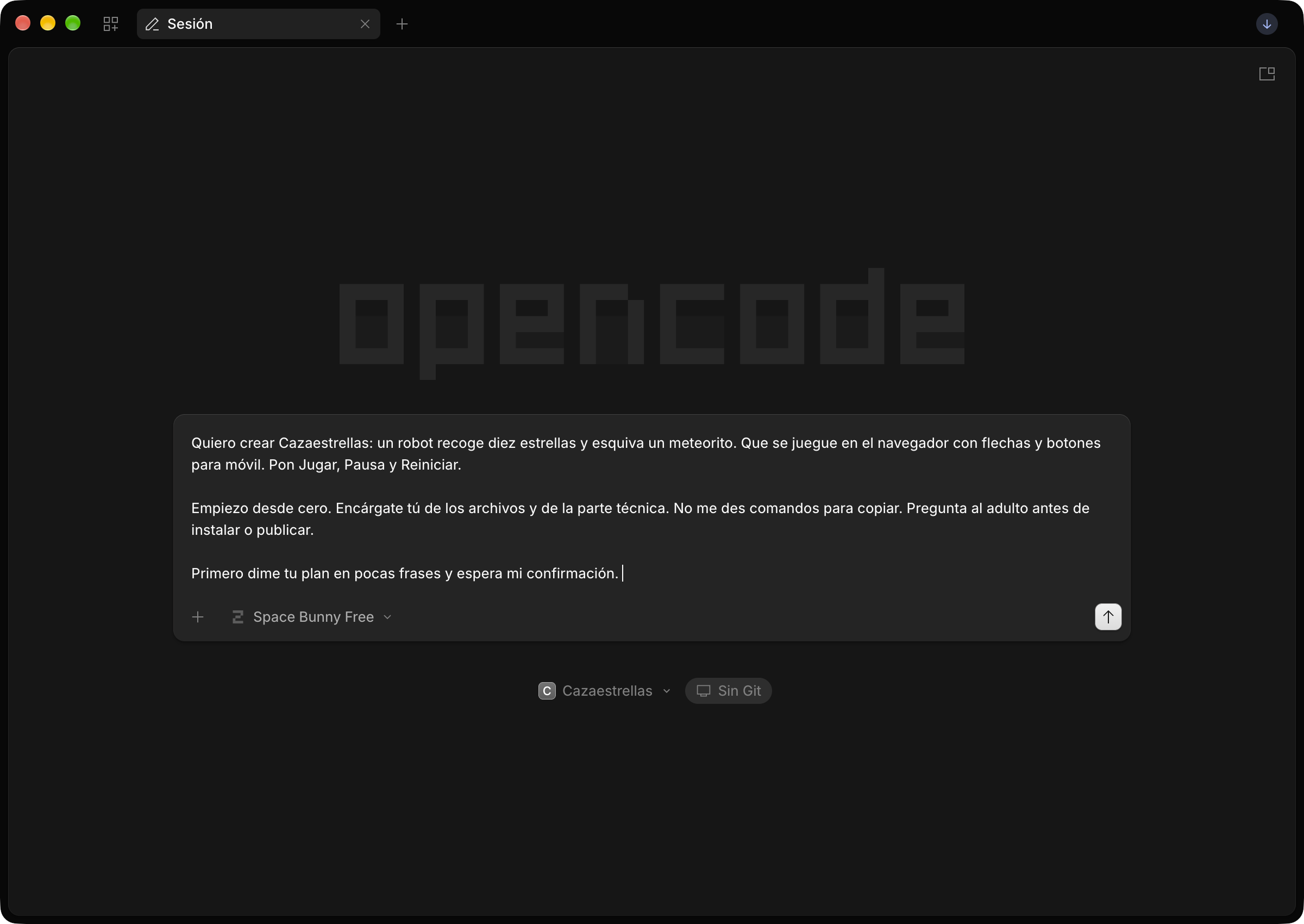 Captura real de un prompt escrito en OpenCode para crear Cazaestrellas, con un modelo gratuito seleccionado y la flecha de envío visible.